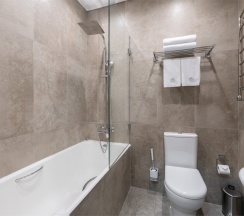 Семейный Полулюкс с 1 двуспальной и 1 односпальной кроватями в Ka Royal Hotel Boutique