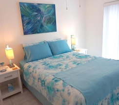 Коттедж с 2 комнатами в Private designer 8 room art getaway 2 Br-2Ba Full Kitchen Barbecue Patio 2min to beach