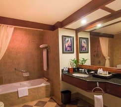 Двухместный номер Deluxe с балконом двуспальная кровать в Angkor Palace Resort & Spa