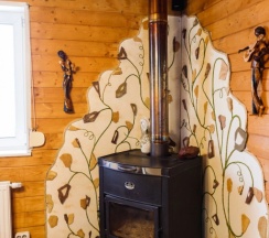 Коттедж с балконом и с красивым видом из окна в Филин дом