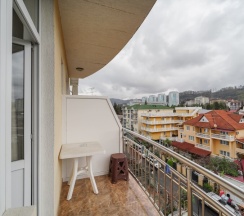 Трёхместная комната с одной двуспальной и односпальной кроватями в Чайка