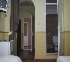 Двухместный номер Superior с балконом двуспальная кровать в Grand Guest House Kvariati