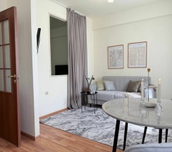 Уютная квартира с отдельной спальней рядом с озером в Как Дома 05