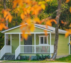 Дом с двумя спальнями, гостиной и террасой в Лес и река