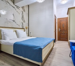 Студия Панорамная с балконом, мини кухней и видом на город и зелёную зону в Амбассадор