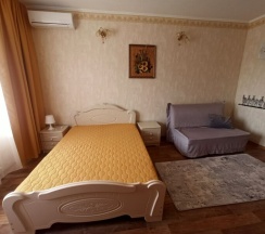 Двухместный номер с двуспальной кроватью + 2 доп. места (раскладной диван) в Зеленая крыша