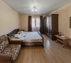 Двухместный номер комфорт с большой кроватью +доп.место, 1-4 человек и балконом в Гостевой дом