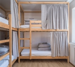 Кровать в 6-местном женском номере (общие удобства) в Hot Place Guest House