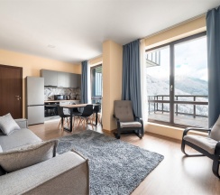 Улучшенные апартаменты с 2 спальнями  ( одна двуспальная кровать и две односпальные) в Skypark