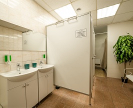 Кровать в четырехместном мужском номере в New Day