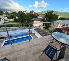 Шестиместные апартаменты с балконом и с красивым видом из окна в Астерия