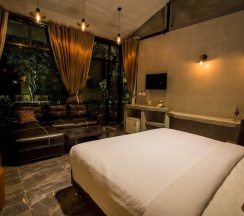 Студия с балконом и с красивым видом из окна в Foresto Sukhothai Guesthome