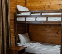 Четырехместный номер с двуспальной и двухъярусной кроватью в Пик Архыза