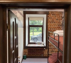 Кровать в 2-местном общем номере №5 в Стрежень