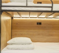 Общий мужской 8 местный номер верхние кровати в На Рубле