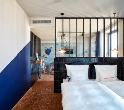 Двухместный номер Sky Large двуспальная кровать в 25hours Hotel Das Tour