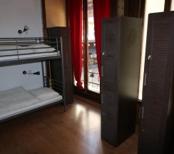 Кровать в общем номере с видом на город в I Love Madrid Hostel