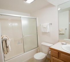 Апартаменты с 4 комнатами в Quiet River *30 Day Minimum 4 Bedroom Townhouse by RedAwning