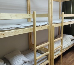 Кровать в 8-местном общем женском номере в Only
