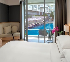 Двухместный номер Classic с балконом двуспальная кровать в Andaman Beach Hotel Phuket - Handwritten Collection