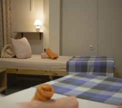 Трехместный семейный номер в Nice hostel
