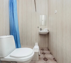 Пятиместные апартаменты с 2 комнатами с балконом и с красивым видом из окна в Green rent