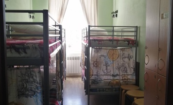 кровать в 4-х местном номере для мужчин в Бугров Хостел