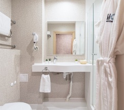 Стандарт "Classic" с 2 односпальными кроватями или одной двуспальной в Harbor Club Hotel