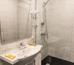 Номер комфорт с 1 двуспальной кроватью (с завтраком) в Center