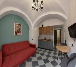 Семейные апартаменты с кухней-гостиной и отдельным входом в Двенадцать