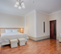 Улучшенный семейный номер с 1 двуспальной кроватью и раскладным диваном в Парк-отель