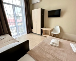 Трёхместный семейный номер Standard с балконом и с видом на горы в Людмила