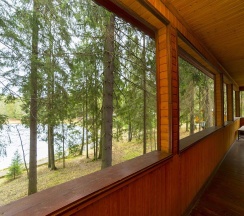 Коттедж шестиместный с видом на озеро в Покровское