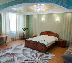 Номер полулюкс улучшенный с 1 двуспальной кроватью в Пятерочка-люкс