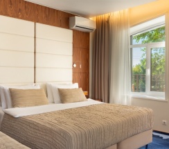 Двухкомнатные апартаменты люкс с балконом и видом на город для 6 гостей в V Hotel&Rooftop lounge