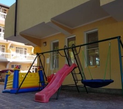 Семейный двухкомнатный с террасой и видом на море в Aqualife