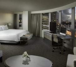 Полулюкс с балконом и oceanfront в Fontainebleau Miami Beach