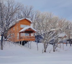 Желтый дом с проектором и видом на озеро. Вмещает до 8 гостей. в Шведские дачи