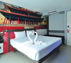 Номер Deluxe с балконом в The AIM Patong Hotel