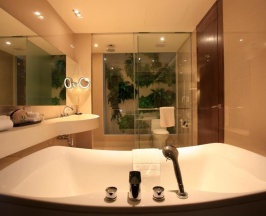 Четырёхместный номер Pool Access Sunset Grand Deluxe в Phuket Graceland Resort And Spa