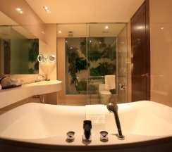 Четырёхместный номер Pool Access Sunset Grand Deluxe в Phuket Graceland Resort And Spa