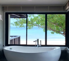 Двухместный номер Honeymoon Premier рядом с пляжем двуспальная кровать в Phi Phi Holiday Resort – SHA Extra Plus