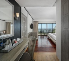 Двухместный номер Deluxe с видом на море двуспальная кровать в Andamantra Resort and Villa Phuket