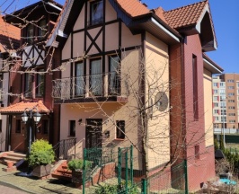 Коттедж с балконом и с красивым видом из окна в Домматематика