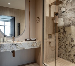 Трехкомнатный апартамент Luxury Dubai с двумя спальнями в Real Apartments Sochi