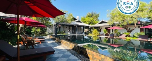 Вилла с балконом и с красивым видом из окна в Rawisara Villa Resort