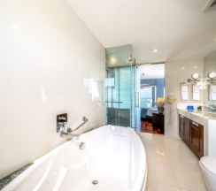 Люкс Royal с 2 комнатами в Andaman Beach Suites Hotel