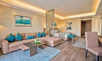 Двухместный люкс с видом на море двуспальная кровать в Rixos Premium Magawish Suites and Villas