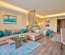 Двухместный люкс с видом на море двуспальная кровать в Rixos Premium Magawish Suites and Villas
