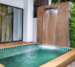Двухместный номер Plunge Pool Standard Central Building двуспальная кровать в Отель Holiday Inn Resort Phuket Karon Beach by IHG